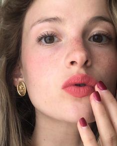 Yolaine on Instagram: "@camilleyolaine en Pivoine et Mascara 🌸" Natural French Makeup, Very Light Makeup, Flushed Makeup, Cool Red Lipstick, Soft Classic Makeup, Chic Makeup Looks, Camille Yolaine Makeup, Camille Yolaine Hair, Parisian Red Lips