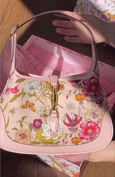 Cute Gucci Bags, Aesthetic Designer Bags, Designer Bags Aesthetic, Gucci Floral Bag, Floral Bags Handbags, Pink Gucci Bag, Pretty Handbags, Handbags Aesthetic, Gucci Aesthetic