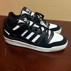 Adidas Mens White Black Forum Low Cl Id6857 Lace Up Leather Sneaker Size Us 11.5 Brand: Adidas Department: Men Us Shoe Size: 11.5 Color: White, Black Type: Athletic Model: Adidas Forum Low Cl Style Code: Id6857 Pattern: Solid Style: Sneaker Theme: Sports Season: All Season Country/Region Of Manufacture: Unknown Condition: New Without Box I Offer Discounts For All Return Customers. - Jvs Classic Black Adidas Skate Shoes, Black Adidas Logo Leather Skate Shoes, Black Adidas Leather Skate Shoes, Black Leather Adidas Skate Shoes, Black Leather Skate Shoes With Adidas Logo, Black Forum Low, Adidas Forum Low Cl, Adidas Forum Low, Athletic Models