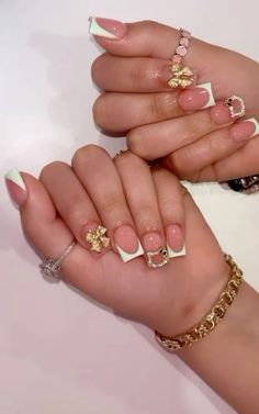 Cute Short Acrylic Nails White And Gold, Gold Hello Kitty Nails, White French Tip With Gold Charms, Gold French Tip Nails Square, Short Hello Kitty Nails With Charms, Short White And Gold Nails, French Tip Gold Nails, Nails Gold Charms, Hello Kitty French Tip Nails