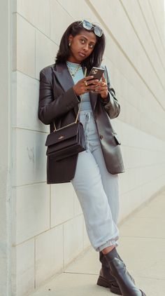 Black Leather Blazer Work Outfit, Spring Leather Long Sleeve Blazer, Leather Blazer Outfit Classy, Fitted Leather Blazer With Long Sleeves, Leather Blazer Outfit Street Style, Black Leather Blazer With Long Sleeves, Blazer Outfits Street Style, Leather Blazer Outfit