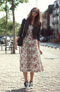 Floral Dress,black and white converse,leather jacket, black bag Curvy Petite Fashion, Outfits With Converse, Spring Look, Converse Sneakers, 가을 패션, Petite Fashion, Comfortable Dress, Inspired Outfits, Tea Dress