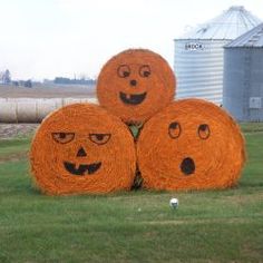 three hay bales with faces drawn on them and the words 50 things to do this fall in des monnes under $ 5