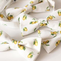 Cotton Men's Bow Tie with Lemons - Freshness and Elegance in One! Add a refreshing touch to your wardrobe with the Lemon Cotton Bow Tie. Lemon Pattern - A Fresh and Distinctive Accent This bow tie adorned with a lemon pattern is perfect for those who want to infuse their look with a burst of energy and vitality. The juicy lemons add a unique charm to your appearance, making you stand out in any situation. High-Quality Cotton - Comfort and Durability Made from premium cotton, this bow tie ensures both comfort and durability. The solid craftsmanship and high-quality material make it a reliable accessory that maintains its shape and style. A Stylish Accessory Looking for a unique and stylish addition to your shirt? The Lemon Cotton Bow Tie is an excellent choice! It's perfect for both casual White Bow Tie For Spring, Classic White Bow Tie For Spring, Summer White Standard Bow Tie, White Fitted Bow Tie For Summer, Lemon Pattern, Lemon Patterns, Mens Bow Ties, Tie Accessories, Unique Charms