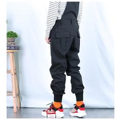 Mono tipo jogger tipo cargo Con un diseño único para amantes de la calle Cargo Jogger Overol con fabricación de mezcla de poliéster, lo que lo hace moderno y moderno. Estos geniales overoles de ropa de calle de hip-hop mostrarán tu sentido de la moda. Estos pantalones cortos modernos se ven geniales en hombres o mujeres. Con líneas limpias y colores vibrantes, estos joggers casuales son perfectos para exhibir tus tatuajes. Detalles de producto Diseño Cargo Jogger Overol. Hilo suave de mezcla de Streetwear Overalls, Overalls Design, Cargo Jumpsuit, Urban Clothing, Black Overalls, Jean Pockets, Tomboy Outfits, Hip Hop Streetwear, Cargo Joggers