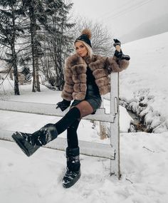 Moon Boots Outfit, Winter Outfits Snow, Snow Photoshoot, Snowboard Girl, Snow Girl, Winter Photoshoot, Snow Fashion