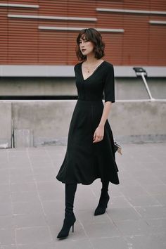 The best fall date night outfits to wear this year Profesional Goth Outfit, Smart Goth Fashion, Gothic Classy Outfits, Vintage All Black Outfit, Old Money Vampire Aesthetic, Business Casual Outfits For Women Goth, Woman In Tech Outfit, Gothic Minimalist Fashion, Formal Witch Outfit