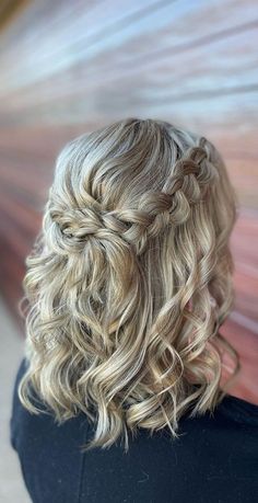 Half Up Hairstyles For Short Curly Hair, Grade 8 Grad Hairstyles Half Up, Prom Hairstyles Blonde, Homecoming Hair Tutorials, Prom Short Hairstyles, Prom Hair Short, Usa Aesthetic, Grad Hair, Hairstyle Prom