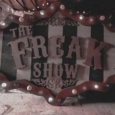 Circus Freakshow Aesthetic, Circus Dark Aesthetic, Dark Jester Art, Black And White Circus Aesthetic, 1920s Circus Aesthetic, Circus Core Aesthetic, Gothic Circus Aesthetic, Scary Circus Aesthetic, Buggy The Clown Aesthetic