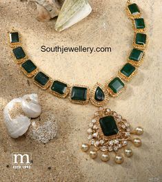 22 Carat gold antique necklace adorned with square shaped emeralds, uncut diamonds and south sea pearls by Mahalaxmi jewellers & pearls. Pacchalu nekclace models, emerald necklace designs Gold Antique Necklace, Accessories Layering, Uncut Diamond Necklace, Indian Jewellery Gold, Emerald Jewellery, Antique Gold Jewelry Indian, Gold Necklace Indian Bridal Jewelry, Gold Jewelry Stores