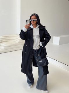 Casual Trench Coat Outfit, Trench Outfit, Trench Coat Outfit, Shiny Pants, Winter Trench Coat, Stylish Coat, Long Trench Coat, Trench Coat Black, Coat Outfits