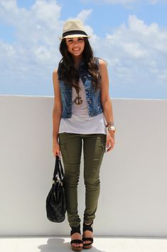 Denim vesy Olive Pants Outfit, Denim Vest Outfit, Crop Denim Vest, Olive Green Pants, Cargo Pants Outfit, Vest Outfits, Styling Ideas