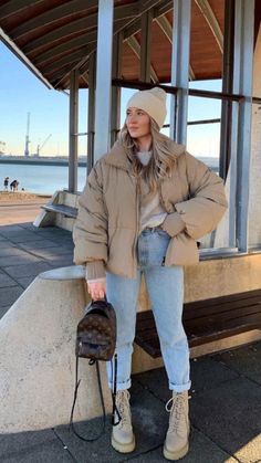 📸@americanstyle Trendy Outfits New York, Midwest Winter Outfits Cold Weather, Winter City Outfits Women, Casual Winter Outfits Colorful, 2023 Everyday Fashion, Stylish Outfits For Winter Cold Weather, Big Bear California Winter Outfits, Washington Dc November Outfit, Mountain Vacation Outfits Winter