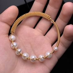 Ce magnifique bracelet de perles d'eau douce mesure entre 8 et 9 mm et se compose de belles perles brillantes de qualité AAAA+. Toutes les perles de ce bracelet sont rondes et sont enfilées avec un fil de soie et un double nœud entre chaque perle. Connues comme l'« icône » des perles de culture, les perles d'eau douce ornent le cou, les oreilles, les doigts et les poignets des femmes depuis des décennies. Huge Tomato importe ses perles d'eau douce des rivières d'eau douce du Japon, cultivé Akoya Pearl Bracelet With Round Pearl Drop Beads, Akoya Pearl Bracelet With Round Beads And Pearl Charm, Akoya Pearl Charm Bracelet With Round Beads, Akoya Pearl Bracelet With Pearl Drop, Akoya Pearl Drop Bracelet With Round Beads, Akoya Pearl Bracelets In Pearl White With Round Beads, Pearl Bangle Bracelet With Pearl Chain, Pearl Chain Bangle Bracelets, Classic Pearl Charm Bangle Bracelet