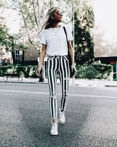 Frayed Bottom Jeans, Black And White Striped Pants, Look Retro, Striped Jeans, Clothes Dress, Jeans Outfit, Mode Inspo, Look Casual