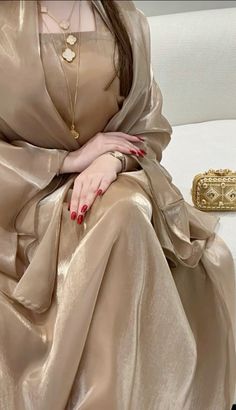 Dubai Abaya Fashion, Abaya Aesthetic, Khaleeji Abaya, Elegant Abayas, Hijab Clothes, Arabic Fashion, Popular Clothing Styles, Pink Pinterest