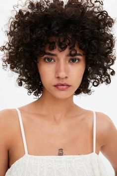 Se você tem cabelo cacheado e está querendo fazer algumas mudanças no visual que seja temporário? Os penteados para cabelos cacheados e crespos são uma ótima escolha para ir mudando o visual. Wigs Hairstyle, Afro Wig, Curly Hair Wig, Curly Hair With Bangs, Ruffled Dress