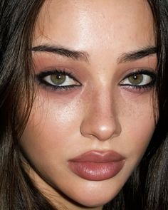 Smoky Natural Makeup, Dark Water Line Makeup, Makeup Olive Skin Green Eyes, Make Up For Brunettes With Hazel Eyes, Everyday Y2k Makeup, Simple Minimalist Makeup, Eyeshadow Color For Hazel Eyes, Dark Red Eyebrows, Grunge Makeup No Eyeliner