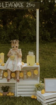 Lemonade Stand Photo Shoot, Mini Session Themes, Kids Lemonade Stands, Kids Lemonade, Diy Lemonade Stand, Baby Photography Backdrop, Mini Photo Sessions, Lemonade Party, Photography Mini Sessions