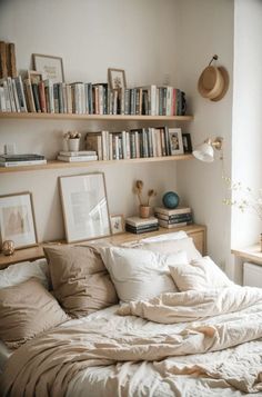 Making a tiny bedroom into a stylish, liveable retreat can be a challenge, but there are some clever design tricks you can use to create a room that is both #minimalist #living #room High Shelf In Bedroom, Small Natural Bedroom, Small Cozy Apartment Bedroom, Small Bedroom Inspirations Cozy, Organization For Small Bedroom, Cozy Guest Bedroom Ideas, Minimalist Small Bedroom, Small Double Bedroom, Apartment Upgrades