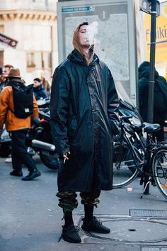 street fashion Men Street Look, Fall Menswear, Urban Street Fashion, Fashion Design Inspiration, Streetwear Sweater, Streetwear Mode, Hipster Mens Fashion, Mens Fashion Urban, Mens Fashion Week