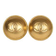 These vintage 95P round button clip on earrings are in 24K gold plated metal, feature the CC logo inside of a round earring with a thin rope like border around edge with clip on closure. Origin: FranceCondition: Vintage; Excellent- These earrings show minor scratching and discoloration.Accompanied by: Chanel boxMeasurements: 1" height x 1" width Round Earring, Neverfull Mm Monogram, Round Button, Yellow Leather, Vintage Louis Vuitton, Leather Silver, Cc Logo, Metal Earrings, Vintage Chanel