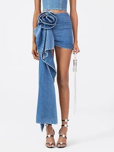 Denim Flower Skirt - Unlimited Style: Iconic Denim Flower Skirts" Georgia Flower, Project Runaway, Upcycling Jeans, Short Pollera, Creative Clothes, Denim Flowers, Blue Denim Skirt, Rosé Details, 3d Rose