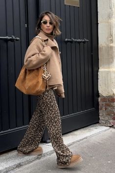 Work Attire Summer, Comfy Mom Outfits, Leopard Outfits, Ugg Style, Winter Inspo, Devil Wears Prada, Fall Capsule Wardrobe, Work Attire