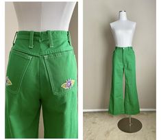 Okay. So these pants are the cutest ever.  Wow. Everything is amazing- circa '70s - no flaws to note, except a little loose stitching on one pocket. Looks like the green is faded on front - it's just the lighting. Green is in full force on these babies! *waist total: 24.25"- best fits a 23/24- you need room to breathe! *rise: 11.5" *hips: 36 " *thigh: 10.5" (total 21") *inseam: 26" *leg opening: 10.5" (Total 21") *no flaws to note *cotton/polyester blend, made in Canada, by Wescott *2 front pock Toothpaste Kisses, 70s Green, Seventies Fashion, Pockets Pants, Womens Trousers, Bottom Jeans, Womens Pants, Green Pants, Pocket Pants