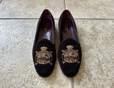 Here is a vintage pair of velvet slippers by "Edward Green" for "Ralph Lauren Purple Label." They are tagged a size 7.5, but please use the measurements provided to ensure a proper fit. Made in England of what is assuredly velvet, these feature a black colorway and a Purple Label bullion crest on the toe. CONDITION: Excellent vintage condition, with gentle wear throughout from age and use - please note all the photos for an idea of the wear. MEASUREMENT: -Insole: 10.75" -Outsole: 11.25" -Width a Edward Green, Velvet Slippers, Velvet Loafers, Purple Label, Vintage Ralph Lauren, Ralph Lauren Purple Label, Ivy League, Business Casual Men, Loafer Shoes