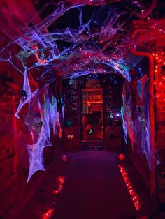 Best Spooky Halloween Decorations Ideas Stranger Things Halloween Party, Halloween Decor Diy, Stranger Things Halloween, Fest Temaer, Halloween Dance, Halloween Fest, Creepy Halloween Decorations, Halloween House Party, Spooky Halloween Party