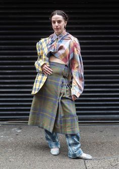 Street styles from NYC – from the creator of Hel Looks. Nyc Looks, Fashion 23, Air Yeezy, Nina Hagen, Shell Suit, Flowery Dresses, Platform Boots Chunky, 2000 Fashion, Swedish Brands