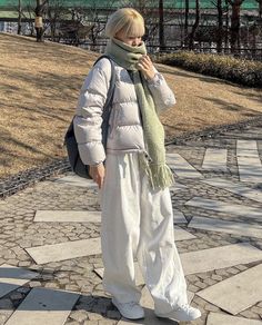 Outfit For Airplane Travel, Travel Winter Outfits, Outfits Aesthetic Skirt, Outfit Inspo Korean, Sweatpants Outfit For School, Outfit For Rainy Day, Winter Sweatpants, Outfit Sweatpants, Aesthetic Skirt