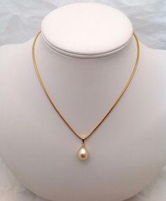 Pearl Neck Chain, Locket Chain Gold, Simple Chains Gold With Locket, Simple Pendents Gold, Gold Lockets For Chains, Neck Jwellary Design, Neck Less Design Jewellery, Simple Neck Chain Designs Gold, Simple Chain Design