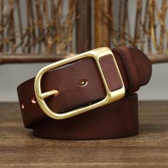 Découvrez la ceinture en cuir pour femme Cabar, un accessoire indispensable pour sublimer votre tenue avec élégance. Fabriquée en cuir pleine fleur, elle allie richesse et qualité pour un luxe discret. Avec une largeur de 3.8 cm, elle apporte la touche parfaite de robustesse et de finesse à votre pantalon ou cardigan. Gold Leather Belt For Office, Brown Workwear Belt With Brass Buckle, Brown Belt With Brass Buckle For Work, Chic Leather Belt With Brass Buckle, Elegant Business Belts With Brass Buckle, Gold Leather Belt With Self Belt Detail, Leather Belt Buckles With Belt For Office, Modern Brown Belt With Brass Buckle, Classic Gold Belt