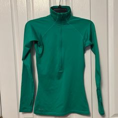 Nwot! Great Top For Active Outdoor Sports And Running Or Under Ski Jacket Green Long Sleeve Winter Activewear, Sporty Long Sleeve Tops For Winter, Green Long Sleeve Sportswear Activewear, Sporty Long Sleeve Winter Tops, Winter Sports Tops With Long Sleeves, Green Long Sleeve Activewear For Fall, Nike Long Sleeve Activewear For Fall, Green Sporty Long Sleeve Top, Green Long Sleeve Activewear For Outdoor