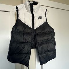 Nike Puffer Vest Jacket, Never Worn White Vest For Streetwear In Fall, White Fall Streetwear Vest, Trendy White Vest For Streetwear, Nike White Outerwear For Cold Weather, Trendy White Outdoor Outerwear, Nike White Winter Outerwear, White Nike Outerwear For Winter, Black Puffer Vest For Spring, Sporty White Vest For Streetwear