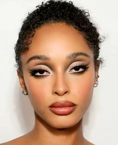 90s Eyeliner Looks, Boho Glam Makeup, Makeup Looks Aesthetic Creative, Kim K Inspired Makeup, Statement Makeup Looks, New Years Eve Makeup Black Women, Eclectic Eye Makeup, Negative Space Eyeliner, Makeup For Almond Eyes Shape