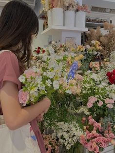 Working In A Flower Shop Aesthetic, Florist Aesthetic Outfits, Flower Shop Pictures, Flower Shop Outfit, Ginger And Brunette Friends Aesthetic, Florist Shop Aesthetic, Hsr Oc, Cafe Shoot, Florist Aesthetic