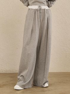 These Double Waist Wide Pants are designed for a modern and sophisticated look, combining aesthetics with practicality.- A contrast band in cotton material for a stylish touch- Offers a relaxed fit with pleats for comfort and ease of movement- Can be styled as a set with a cropped T-shirt* Threads and wrinkles that occur during the production process, as well as chalk marks, are not considered defects.* Actual product color may vary according to the monitor resolution. Modern Bottoms With Elastic Waistband For Loungewear, Modern Loungewear Bottoms With Elastic Waistband, Gray Cotton Wide Leg Full-length Pants, Gray Cotton Wide Leg Full Length Pants, Gray Full-length Cotton Wide Leg Pants, Gray Full Length Cotton Wide Leg Pants, Gray Full Length Wide Leg Cotton Pants, Modern Loungewear Bottoms With Pockets, Chic Cotton Sweatpants