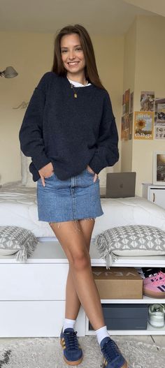 Spring Cafe Outfit, Jean Skirt Outfits Autumn, Denim Skirt And Flannel Outfit, Fall Outfit Jean Skirt, End Of Summer Outfit Ideas, Denim Skirt Tshirt Outfit, Denim Skirt Outfit School, Sweater Denim Skirt Outfit, Tops To Wear With Black Skirt