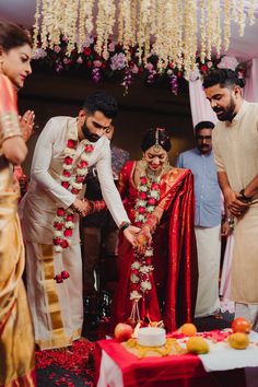 A Gorgeous Bangalore Wedding With The Bride In Traditional Red Kanchipuram | Goa wedding, Indian wedding garland, Indian wedding Varmala Indian Weddings Rose, Reception Garland, Jaimala Designs, Bangalore Wedding, Indian Wedding Garland, Indian Wedding Flowers, Goa Wedding, Indian Marriage, Bride And Groom Outfits