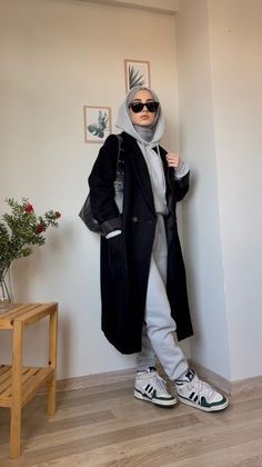 London Hijab Outfit, Hijab Fashion Inspiration Winter, Navy Blue Coat Outfit, Hijabi Winter, Blue Coat Outfit, Hijab Inspiration, Pullovers Outfit