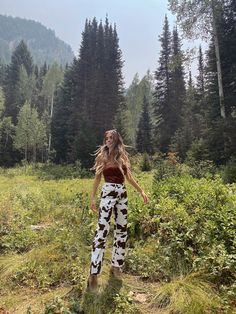 #styleinspiration | #styleblogger | #outfitoftheday | #outfitideas | #outfitgoals | #cowprint | #neutralstyle | neutral aesthetic | neutral outfit inspo | neutral style guide | neutral | mountain scape | mountains | photo ideas in the mountains | photo inspo Mountains Photo Ideas, Mountain Photo Ideas, Mountain Scape, Mountains Photo, My Escape, Aesthetic Neutral, Neutral Aesthetic, Mountain Photos, Neutral Style