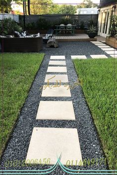 اشكال ارضيات حدائق مودرن Pavestone Walkway Ideas, Raised Perimeter Garden Beds, Lighted Pathway Ideas, Patio Swings Ideas Backyards, Modern Driveway Paver Design, Sidewalk To Backyard, Large Tree Landscaping, Black Stone Landscaping, Backyard Landscaping Walkways