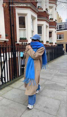 Europe Cold Outfit, London Outfit Ideas Winter 2023, Coat 2023 Winter, Beige Coat Scarf Outfit, Winter Coat Aesthetic Outfit, Blue Cold Outfit, Winter Outfits Nyc Street Styles, Nyc Winter Clothes, Winter Fits New York