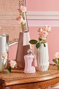 Delina perfume with pink roses in an antique chair Bergamot Essence, Spring Fragrances, Growing Peonies, Parfums De Marly, Hippie Look, Braut Make-up, Best Perfume