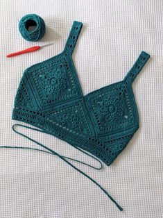 the crochet pattern is being worked on with yarn and thread to make an apron