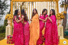 Photo of bride and bridesmaids on haldi in bandhani sarees Haldi Function Dress For Sister, Haldi Dress For Bridesmaid, Haldi Look For Bride, Mehendi Outfits For Bride, Haldi Dress Ideas, Haldi Outfit For Bride, Bridesmaid Indian, Photo Of Bride