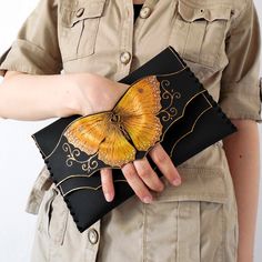 Butterfly Clutch, personalized Black Clutch,Black leather purse, Leather Anniversary, Evening Clutch Bag, Unique Clutch, Leather Butterfly purse This colorful butterfly clutch features a beautifully painted butterfly applique on a black base and is a perfect bridesmaid clutch or an unusual and unique gift. Here you can find the light color version of the same design: https://www.etsy.com/listing/610681262/  You can also find more butterflies if you follow this link : https://www.etsy.com/shop/sp Pochette Diy, Unique Leather Bag, Diy En Cuir, Bridesmaid Clutch, Best Leather Wallet, Unique Clutch, Artist Bag, Leather Butterfly, Bridesmaid Clutches